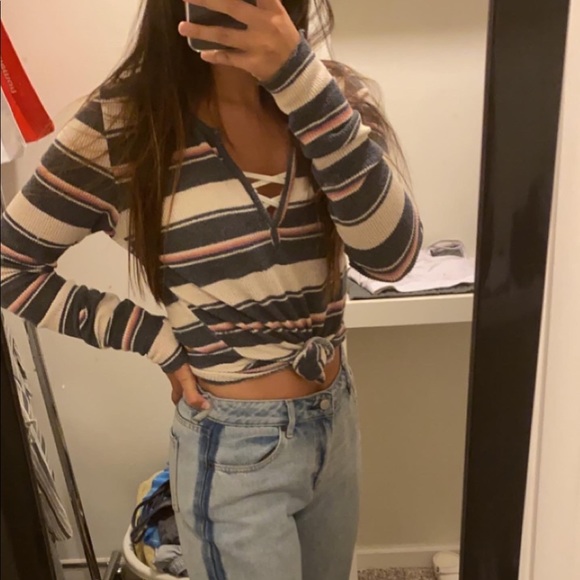 Urban outfitters lettuce trim long sleeve V-neck - Picture 2 of 3